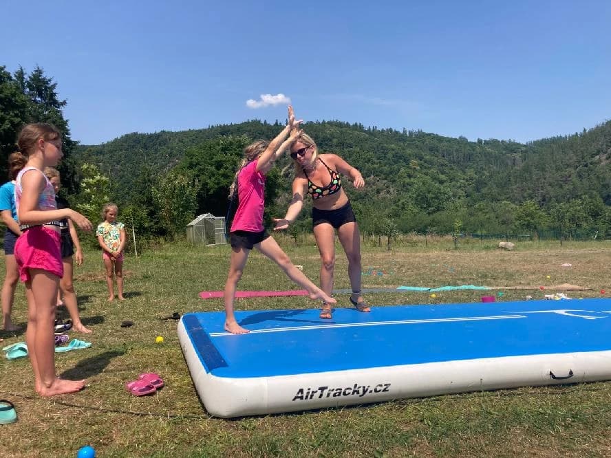 Sportovní akrobatické kempy u Berounky